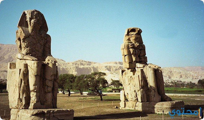 تمثالا ممنون