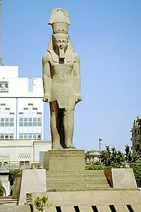 200px CairoStatueR2