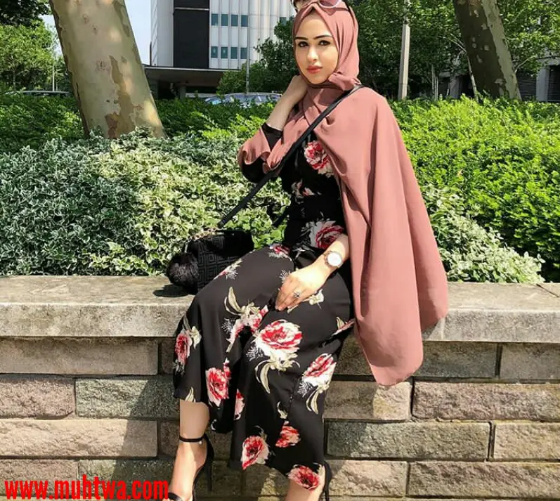 ملابس للنساء مع الحجاب 