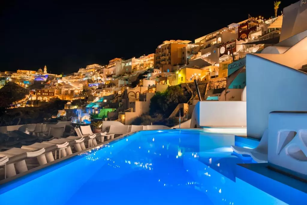 Lees meer over de lijst met de beroemdste hotels in Santorini, Griekenland 2024