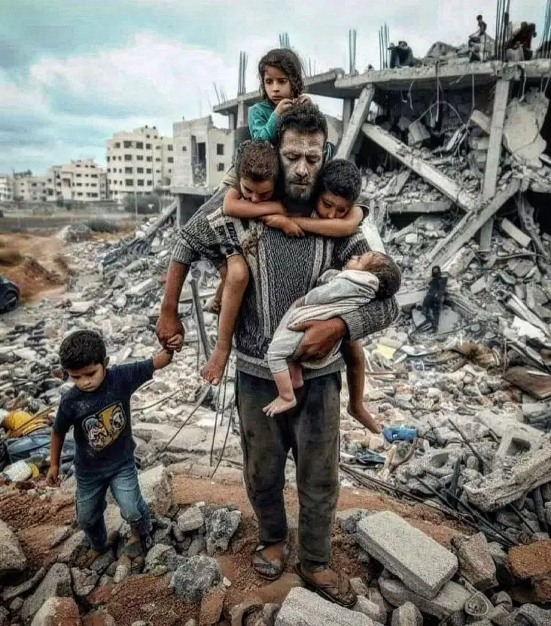 أصعب مهمة في العالم أن تكون أباً في غزة