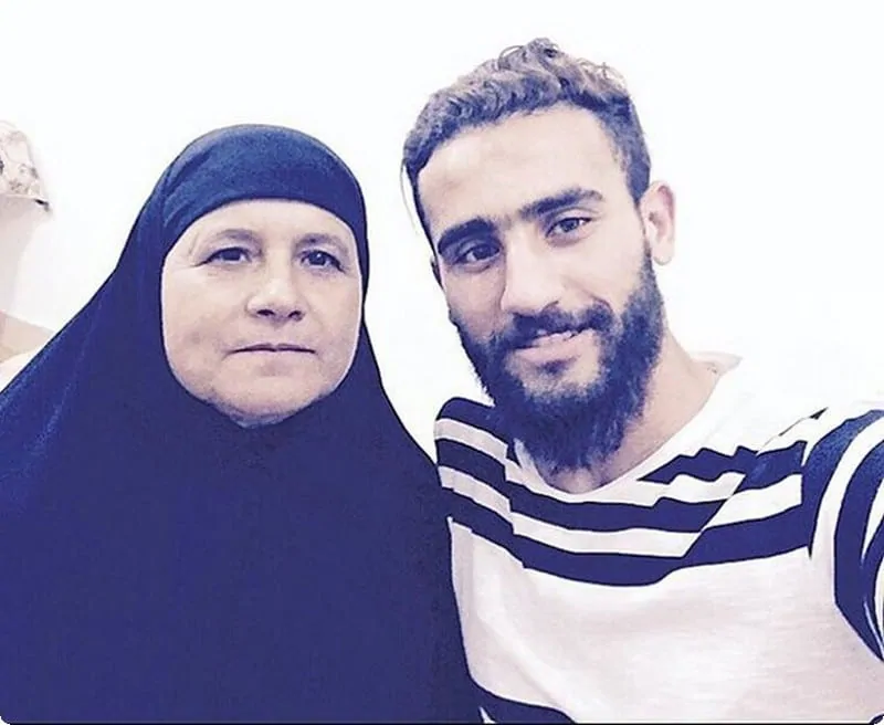صور باسم مرسي ووالدته