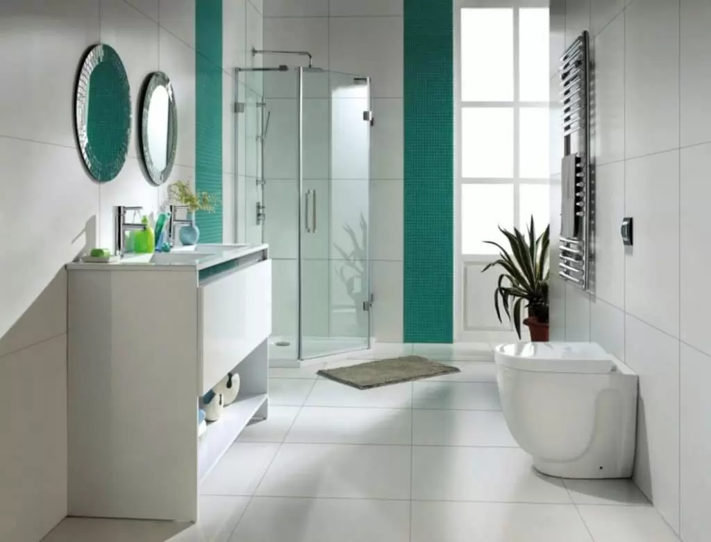أفكار لتصميم الحمام الكلاسيكي مع حمام حديث باللونين الأبيض والفيروزي مع منطقة دش زجاجية مغلقة في الزاوية ومرآة مستديرة