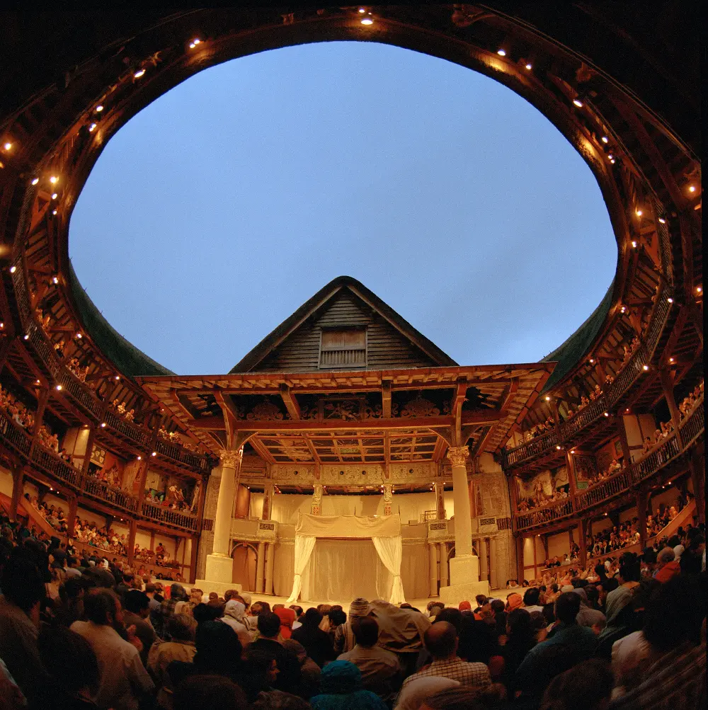 Dentro do Globe Theatre Double Barreled Travel