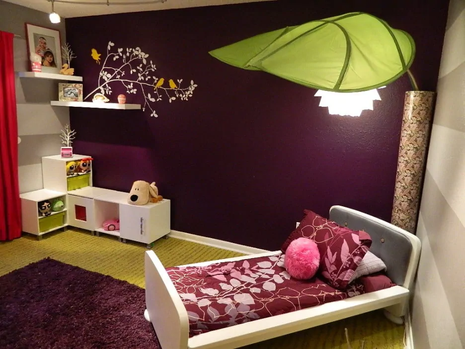 غرفة نوم رائعة وحديثة للفتيات، ديكور رائع لغرفة النوم باستخدام طلاء جدران غرفة النوم باللون الأرجواني الماروني، بما في ذلك سجادة غرفة نوم أرجوانية مربعة أشعث ومظلة مزخرفة بأوراق خضراء فاتحة، صور جميلة من التعاون
