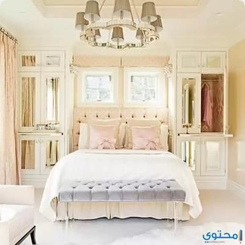 غرفة نوم باللون الوردي
