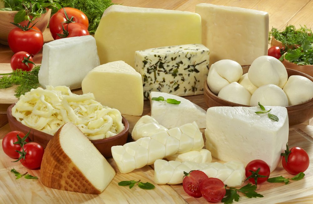 أهم 8 تفسيرات عن رؤية أكل الجبن وشراؤه في الحلم