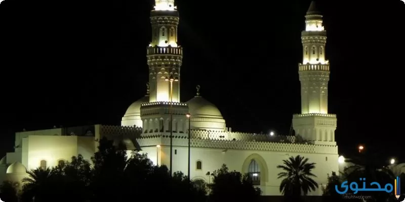 يقع مسجد القبلتين في