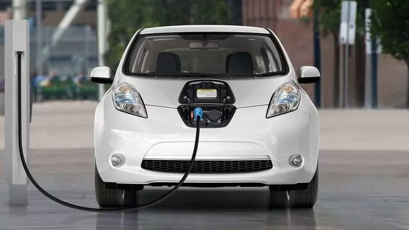 صناعة السيارات الكهربائية