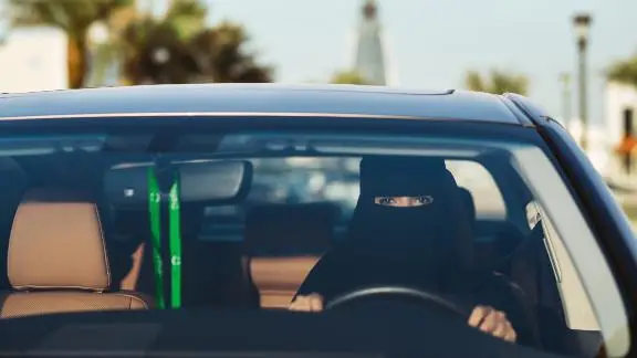 استخراج السيدات رخصة قيادة في السعودية 1443