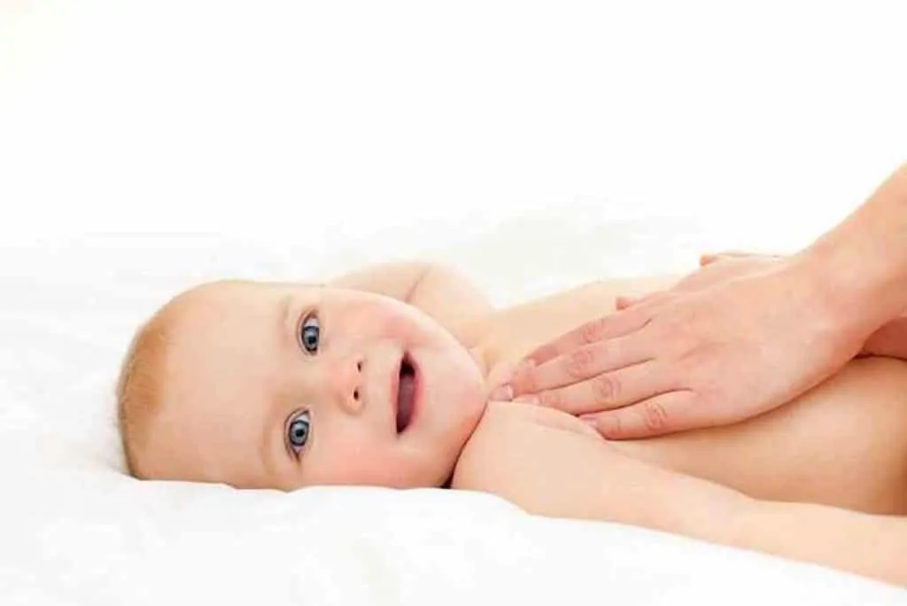 كيفية التعامل مع الأطفال الرضع وحديثي الولادة