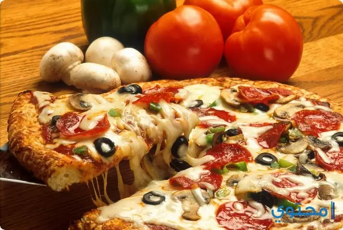 طريقة عمل البيتزا في البيت بالجنبة والفراخ والخضروات 15 دقيقة