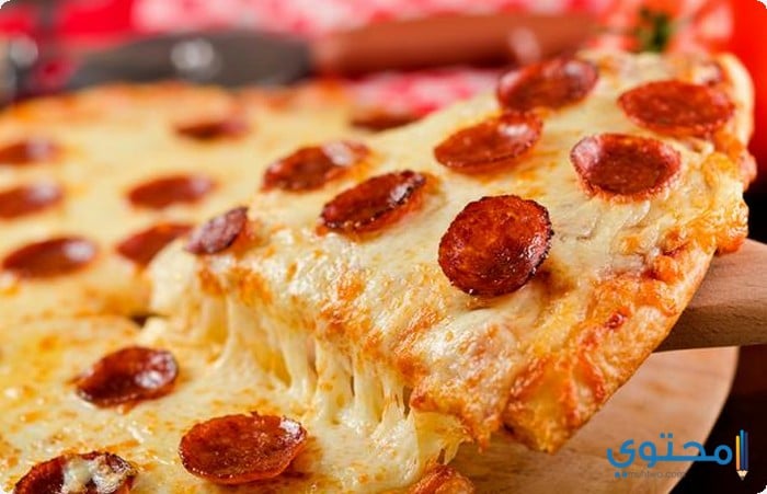 طريقة عمل البيتزا بالجبنة الموزريلا 1 بالجبنة الموزريلا2