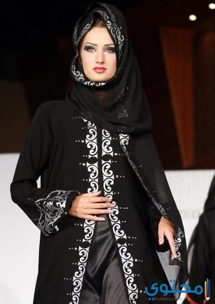 عبايات خليجية باللون الفضي والذهبي