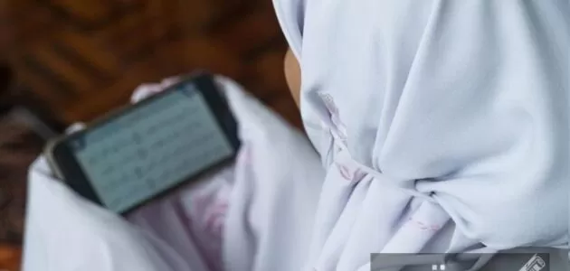 هل يجوز قراءة القرآن أثناء الدورة الشهرية من الهاتف